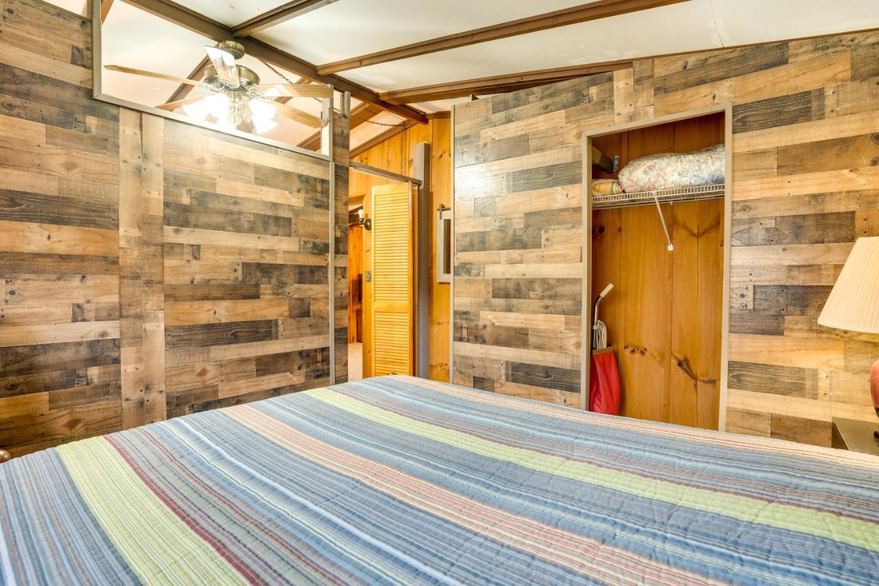 Peaceful Warne Cabin Fenced Yard And Screened Porch Brasstown Bagian luar foto