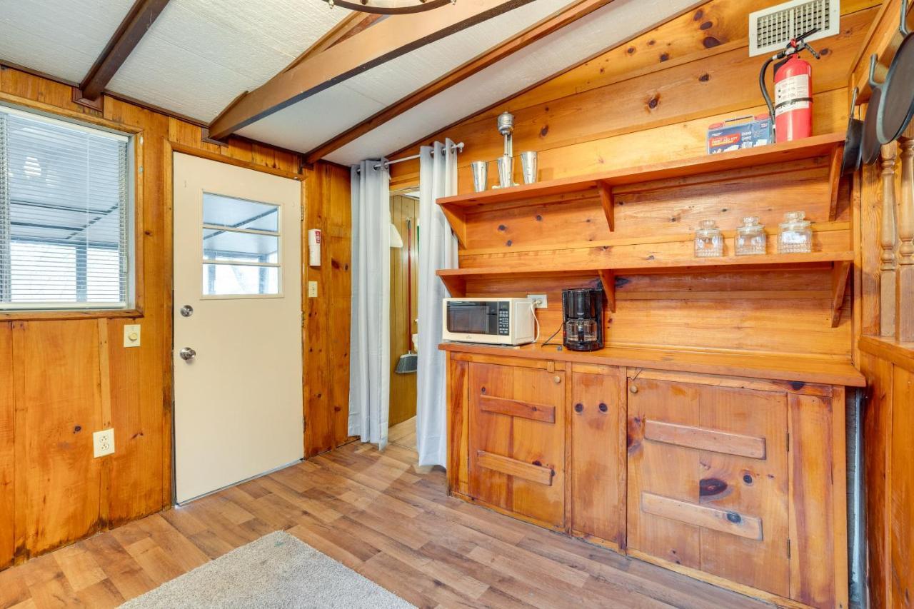 Peaceful Warne Cabin Fenced Yard And Screened Porch Brasstown Bagian luar foto